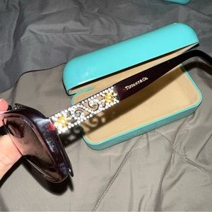 hardly worn tiffany sunnies with case!